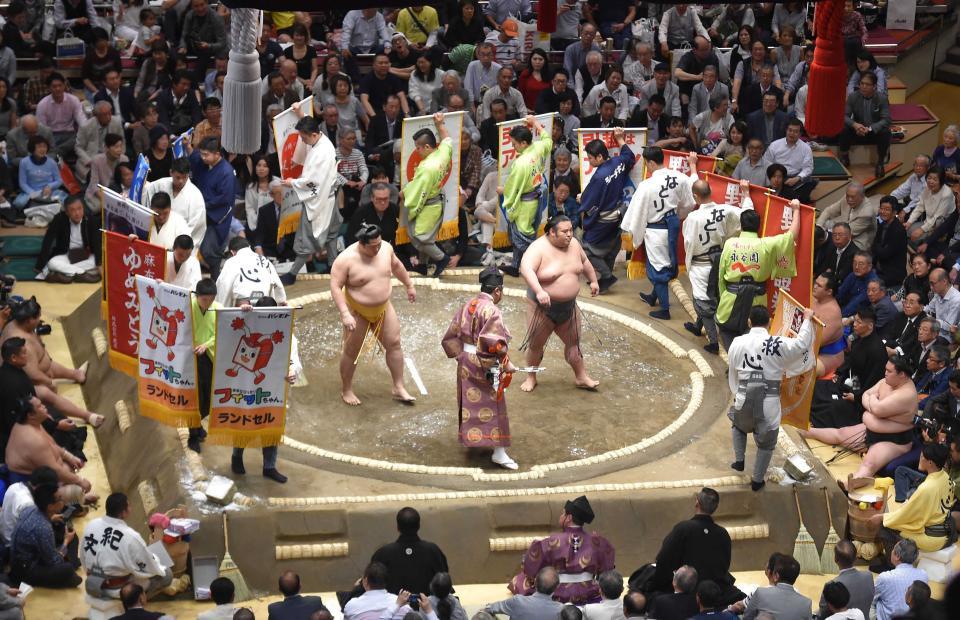 多くの懸賞が出された貴景勝ー遠藤戦＝２０１９年５月