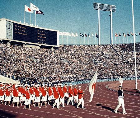 　福井誠選手が旗手を務めた１９６４年東京五輪開会式での日本選手団の入場行進。