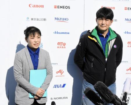取材に応じる青海アーバンスポーツパークの柳沢美香ベニューゼネラルマネージャー（左）とスポーツクライミングの小日向徹スポーツマネージャー