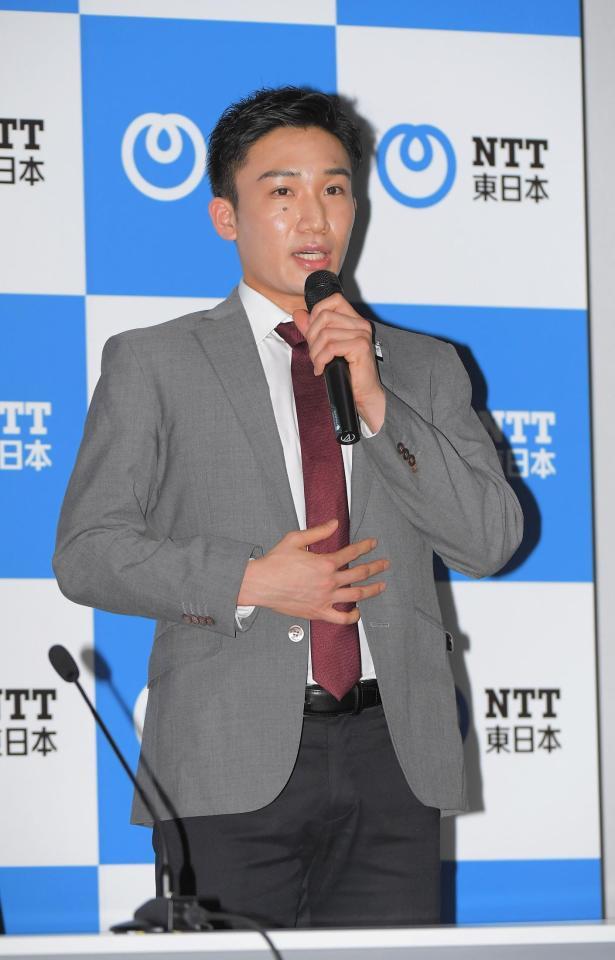 記者会見を終えてあいさつする桃田賢斗＝東京・西新宿（撮影・堀内翔）