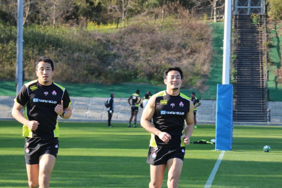 　７人制ラグビー五輪代表候補合宿に参加した福岡堅樹（右）＝大分県別府市（日本ラグビーフットボール協会提供）