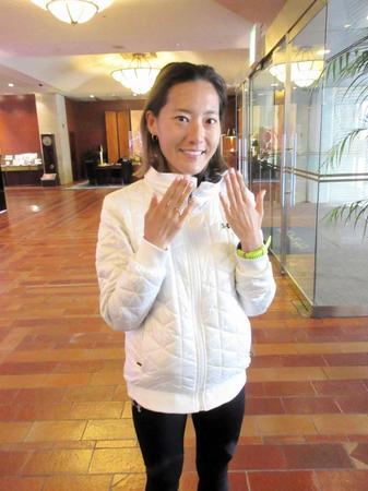 春らしいネイルで大一番に臨む岩出玲亜＝名古屋市内