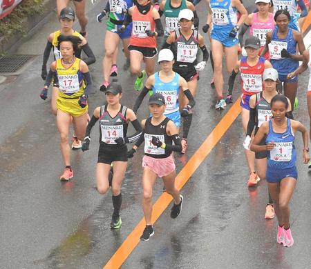 　スタートを切る岩出玲亜（中央手前）、一山麻緒（１４）、福士加代子（１１）