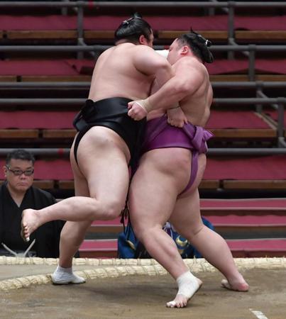 　隠岐の海（左）を寄り切る朝乃山