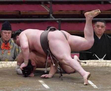 　遠藤をはたき込む白鵬