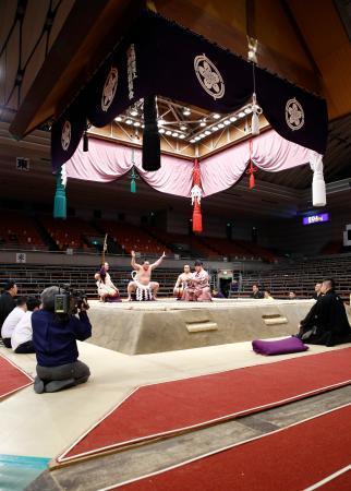 　無観客開催となった大相撲春場所で土俵入りする横綱白鵬＝８日午後、エディオンアリーナ大阪