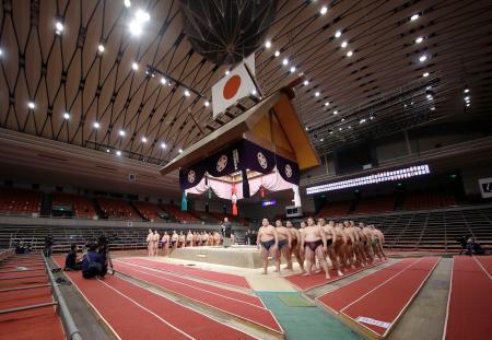 　史上初の無観客開催となった大相撲春場所で、協会あいさつに臨む力士ら＝８日午後、エディオンアリーナ大阪