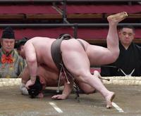 　遠藤をはたき込む白鵬