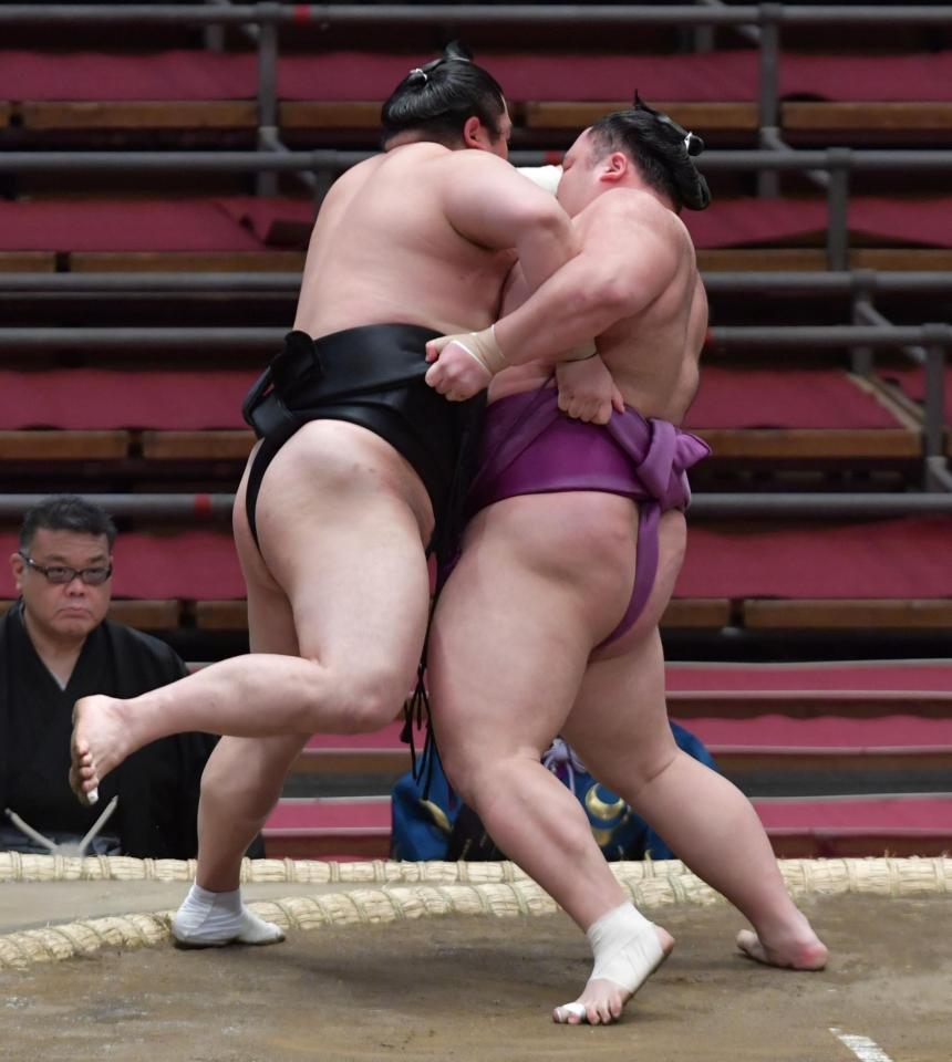 　隠岐の海（左）を寄り切る朝乃山