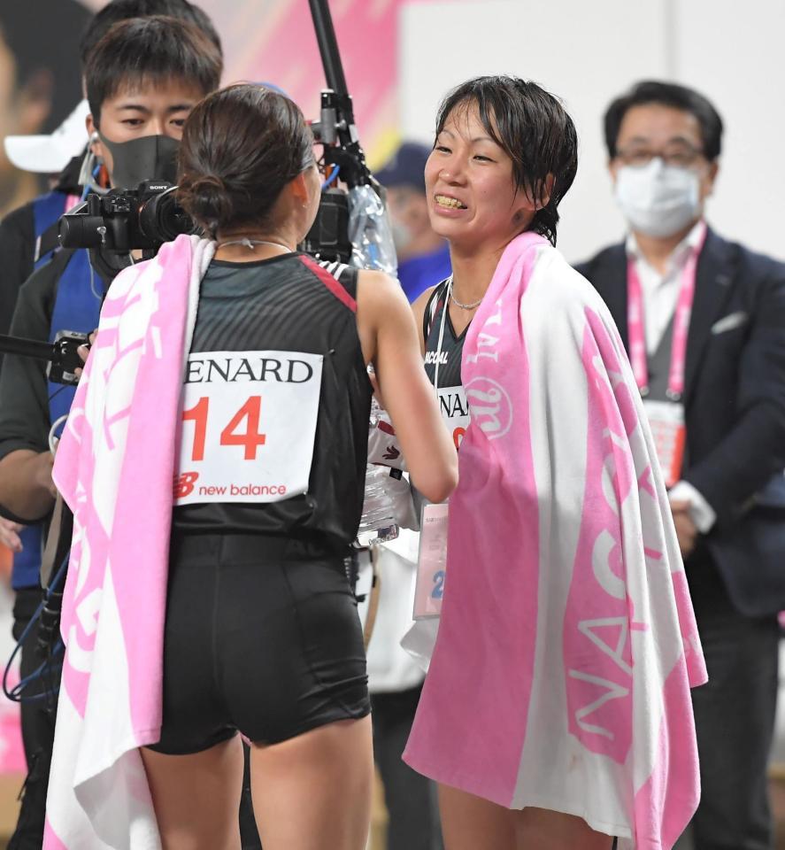 　２位でフィニッシュし、優勝した一山麻緒（左）と健闘をたたえ合う安藤友香