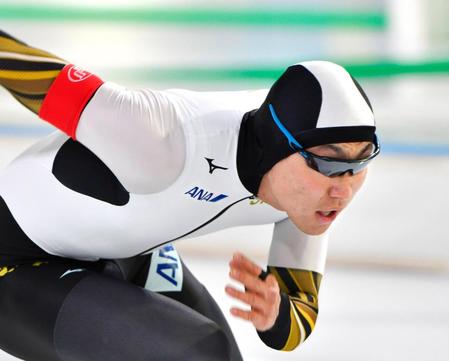 　男子５００メートルで優勝した新浜立也（共同）