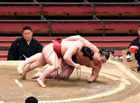 炎鵬（上）は竜電を下手投げで破る＝エディオンアリーナ大阪（撮影・山口登））