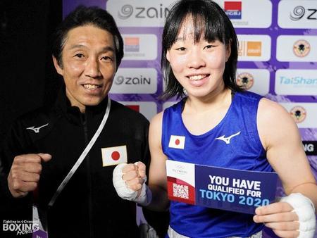 　日本勢で最初に自力での東京五輪出場を決めた入江聖奈（右）は日体大の浅村監督と笑顔（提供ボクシングモバイル）