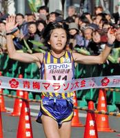 青梅マラソンで日本最高記録で優勝した野口みずき＝２００４年