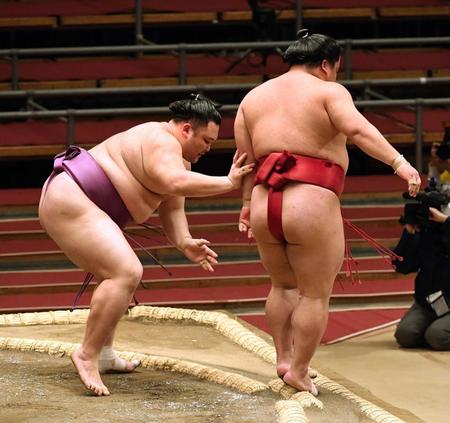 　朝乃山（左）が押し出しで大栄翔を下す