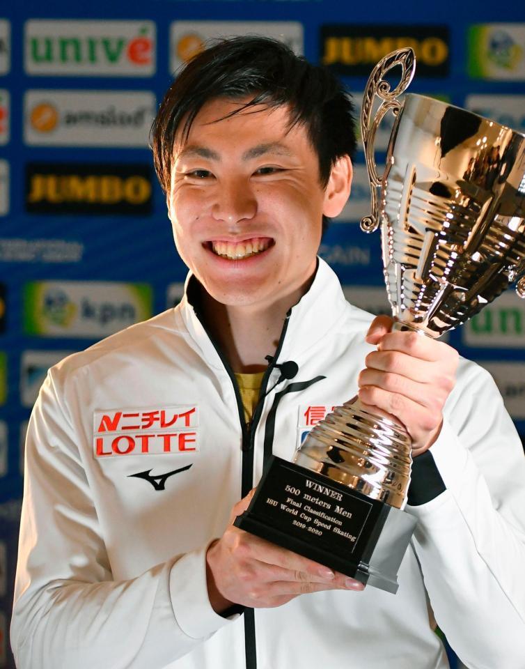 　男子５００メートルで種目別総合優勝を果たし、トロフィーを掲げる新浜立也（共同）