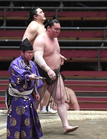 隠岐の海－白鵬　隠岐の海を上手投げで下した白鵬（中央）＝エディオンアリーナ大阪（撮影・北村雅宏）