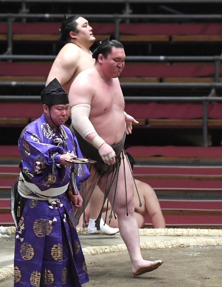 隠岐の海－白鵬　隠岐の海を上手投げで下した白鵬（中央）＝エディオンアリーナ大阪（撮影・北村雅宏）