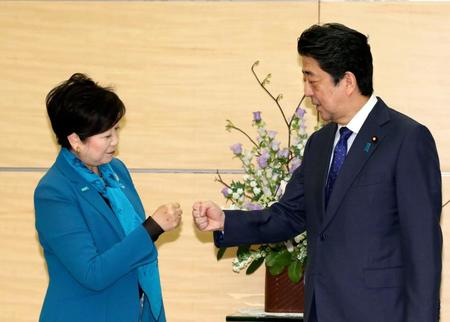 　首相官邸を訪れ、安倍首相と「グータッチ」を交わす小池百合子知事（左）
