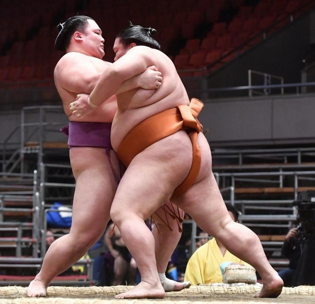 大関とりの朝乃山が初黒星　御嶽海は初日から６連勝