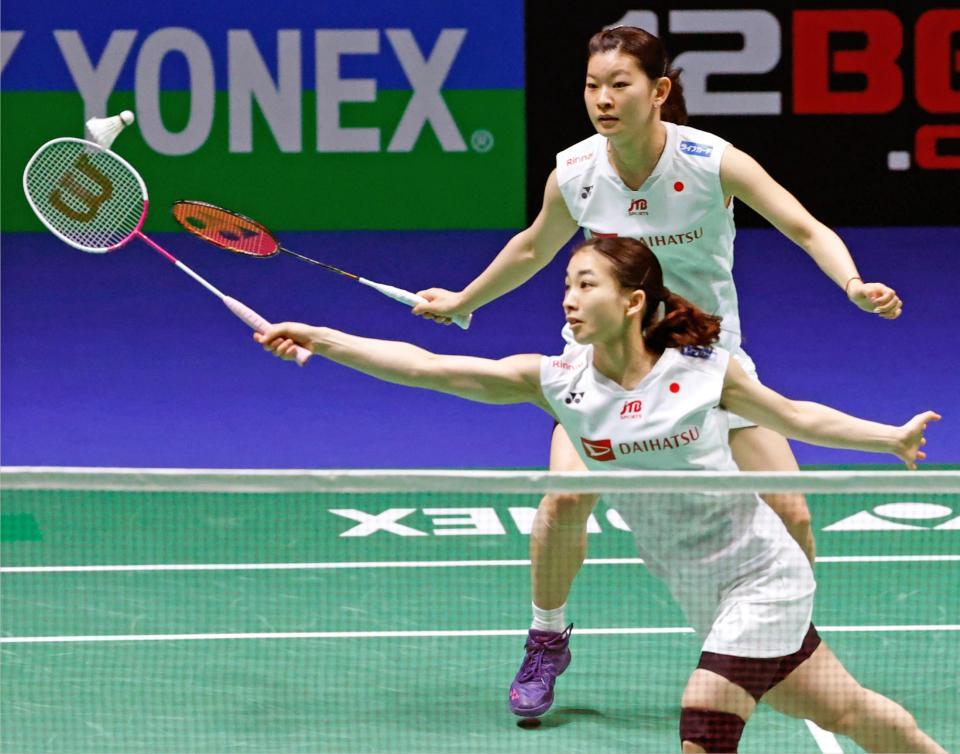 　スウェーデンのペアと対戦する高橋礼（奥）、松友組（共同）