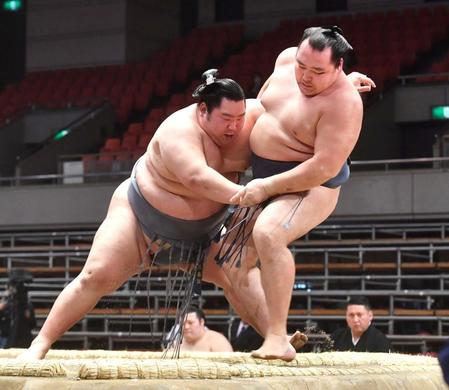 　鶴竜（右）を寄り切りで破り初金星を挙げた徳勝龍（撮影・佐藤厚）