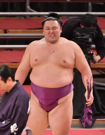 御嶽海に敗れ、顔をしかめて引き揚げる朝乃山＝エディオンアリーナ大阪