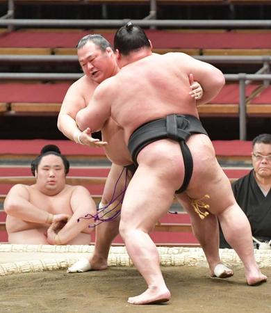 　富士東に寄り切られる豊ノ島（撮影・神子素慎一）