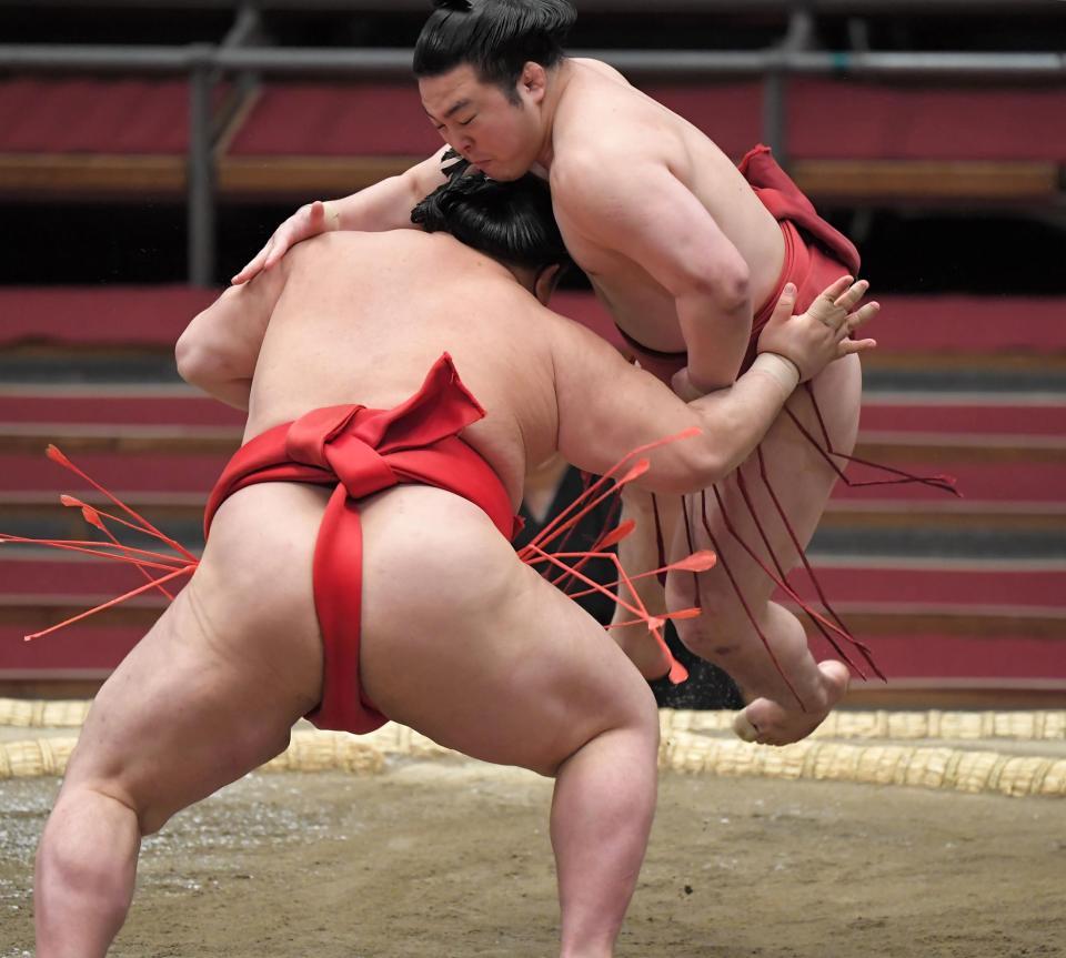 阿武咲（左）を破った炎鵬＝エディオンアリーナ大阪（撮影・高部洋祐）