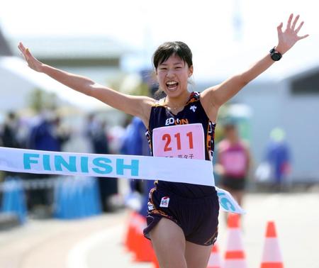 　女子２０キロで優勝し、東京五輪出場を決めた藤井菜々子