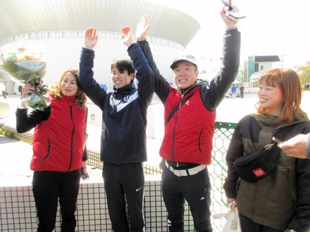 東京五輪代表が決まり、母由紀子さん、父茂さん、姉充希さん（左から）とともに喜ぶ池田＝石川県能美市