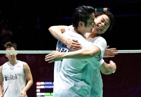 　インドネシアのペアに勝利し、日本勢初優勝を決め抱き合って喜ぶ遠藤（左）、渡辺組（共同）