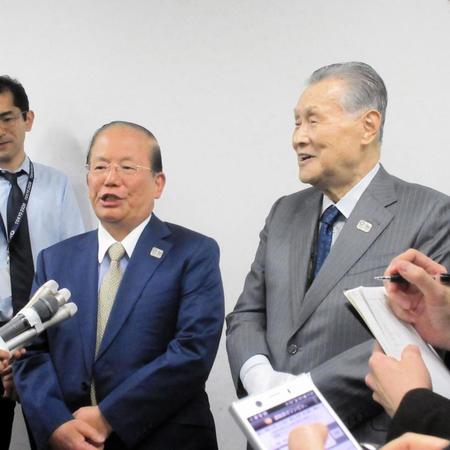 都内で取材に応じた東京２０２０組織委員会の森喜朗会長（右）と武藤敏郎事務総長＝東京都中央区