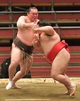 阿武咲に攻められる白鵬＝エディオンアリーナ大阪（撮影・神子素慎一）