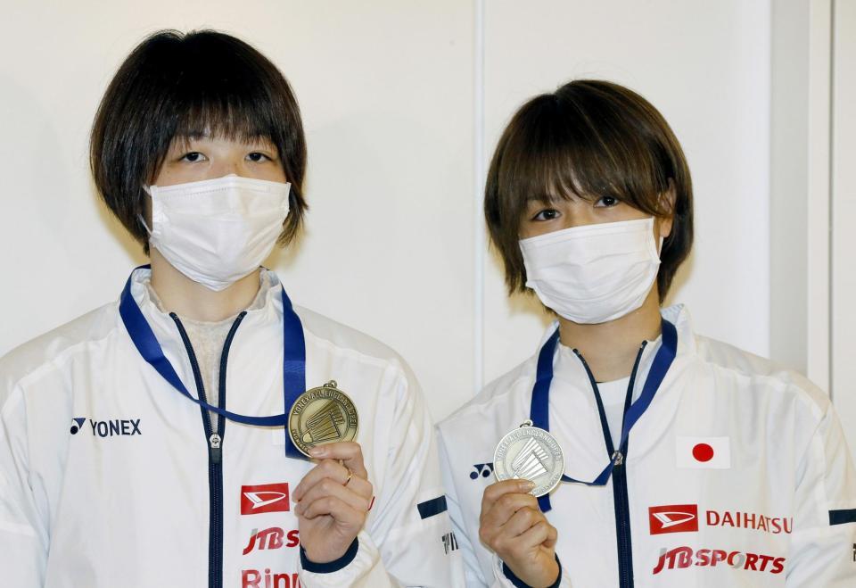 全英オープンの優勝メダルを見せる福島由紀（右）と広田彩花