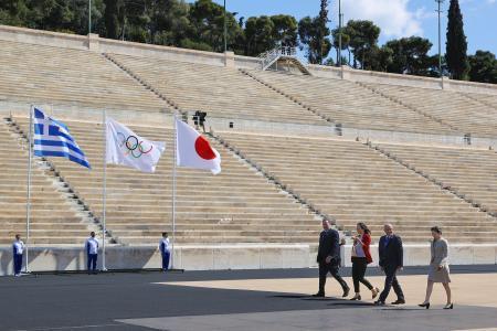 　無観客で行われた東京五輪の聖火引き継ぎ式。右から３人目は元五輪競泳代表の井本直歩子さん＝１９日、アテネのパナシナイコ競技場（代表撮影・共同）