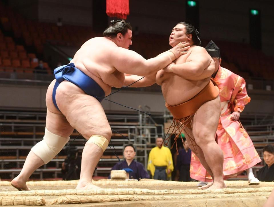 御嶽海（右）を押し出しで破り１敗を守った碧山＝エディオンアリーナ大阪（撮影・佐藤厚）