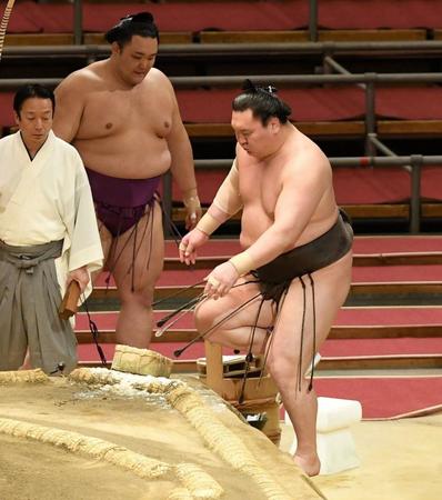 白鵬－朝乃山　朝乃山（奥）を押し出しで下した白鵬（右）＝エディオンアリーナ大阪（撮影・北村雅宏）