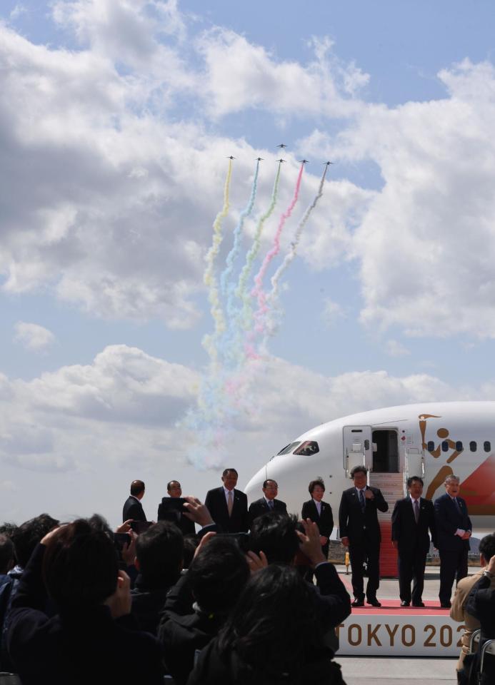 点火直後、オリンピックシンボル飛行を行うブルーインパルス＝宮城・航空自衛隊松島基地（撮影・開出牧）