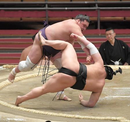 若元春（下）を破る照ノ富士＝エディオンアリーナ大阪（撮影・高部洋祐）