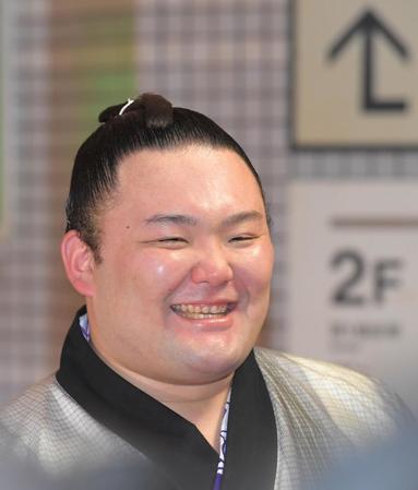 鶴竜に敗れるも、晴れやかな表情で記者の質問に答える朝乃山＝エディオンアリーナ大阪（撮影・高部洋祐）