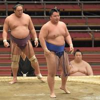 　旭秀鵬（左）に敗れた琴勝峰（撮影・高部洋祐）