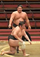優勝決定戦で南海力（手前）を破った宇良＝エディオンアリーナ大阪（撮影・高部洋祐）
