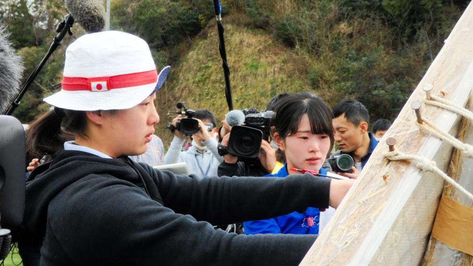 試合を終え点数を確認する（左から）園田稚、大橋朋花＝静岡県掛川市つま恋リゾート彩の郷スポーツ広場