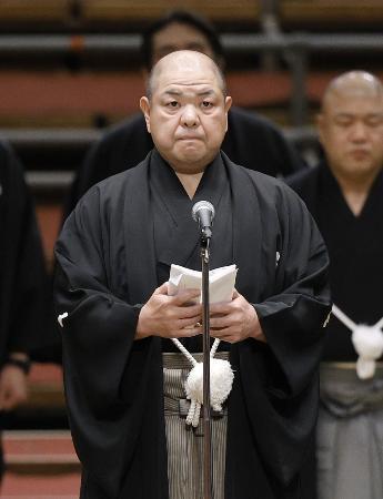 　全取組終了後、協会あいさつをする日本相撲協会の八角理事長＝２２日、エディオンアリーナ大阪