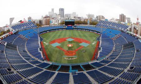 　改修を終えた横浜スタジアム。左上が新設された「ウィング席」＝２３日、横浜市