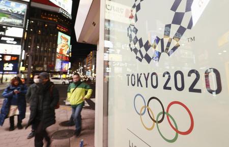　札幌市中心部の繁華街・ススキノに設置されている東京五輪をＰＲする掲示坂＝24日夜