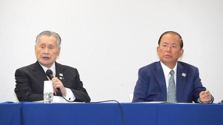 　会見する組織委の森会長（左）、武藤事務総長
