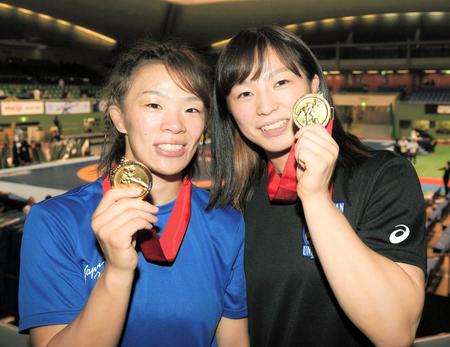 川井梨紗子（左）と川井友香子（２０１９年６月撮影）