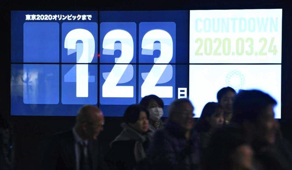 　東京五輪開幕までの日数などを伝える大型画面に、重なって表示された数字。新型コロナウイルスの影響で開幕は１年程度延期する方針となった＝東京・新橋駅前
